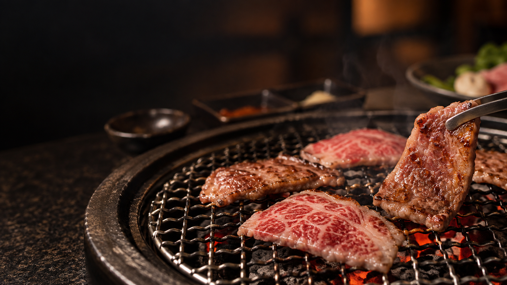 炭火で焼き上がる和牛の架空デモ写真